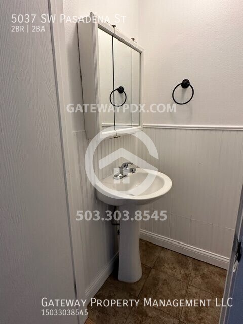 Building Photo - 5037 SW Pasadena St