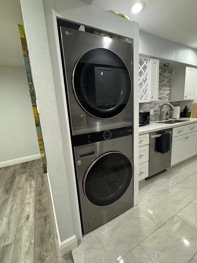 Building Photo - 355 N Post Oak Ln