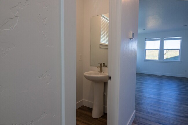Building Photo - "READY NOW! 3-Bed PLUS Office-Townhouse Retreat in Eagle, ID – Spacious Living with 2.5 Baths!"