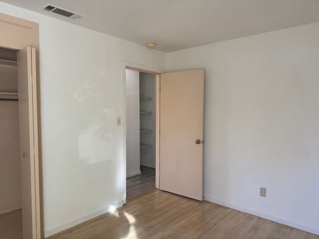 Building Photo - 3/2 Huge Yard and Garage