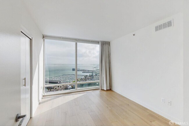 Building Photo - 425 1st St