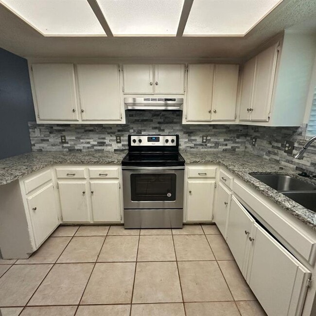 Building Photo - 6928 Woodlake Dr
