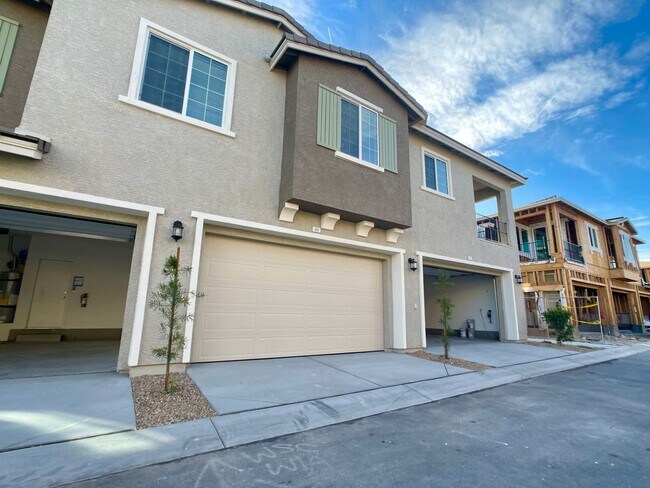 Building Photo - LOVELY TOWNHOUSE FOR RENT - GATED 3 BED 3 ...