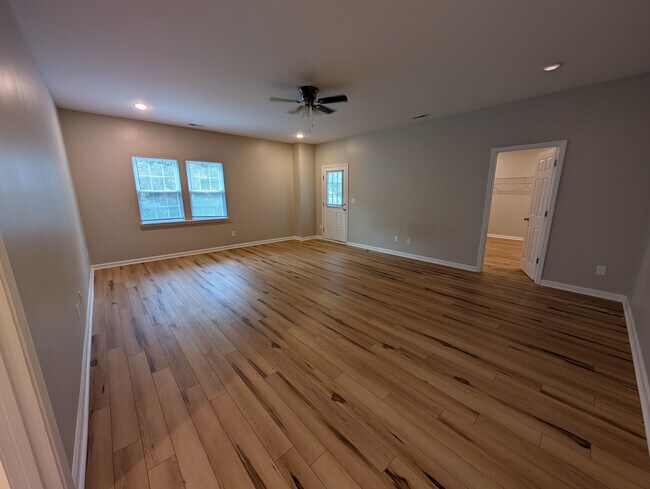 Building Photo - Room in House on Stone Mountain Dr