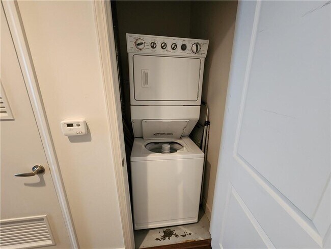 Building Photo - 44 Peachtree Pl NE