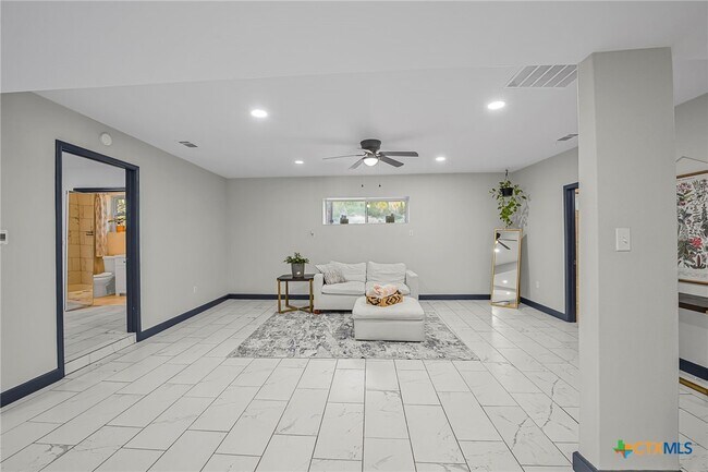Building Photo - 133 Alamo Dr