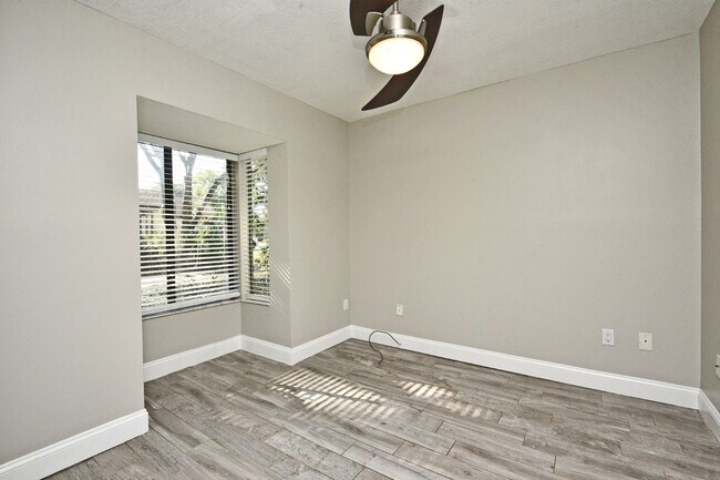 Building Photo - 621 Landings Pl
