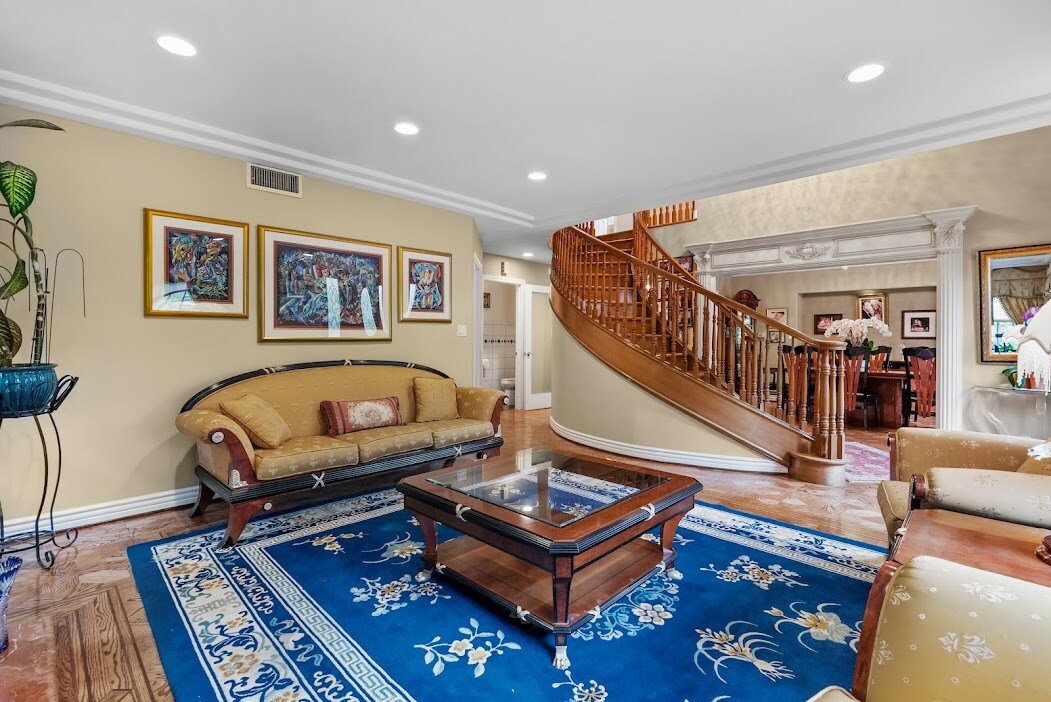 Building Photo - 1617 N Orange Grove Ave