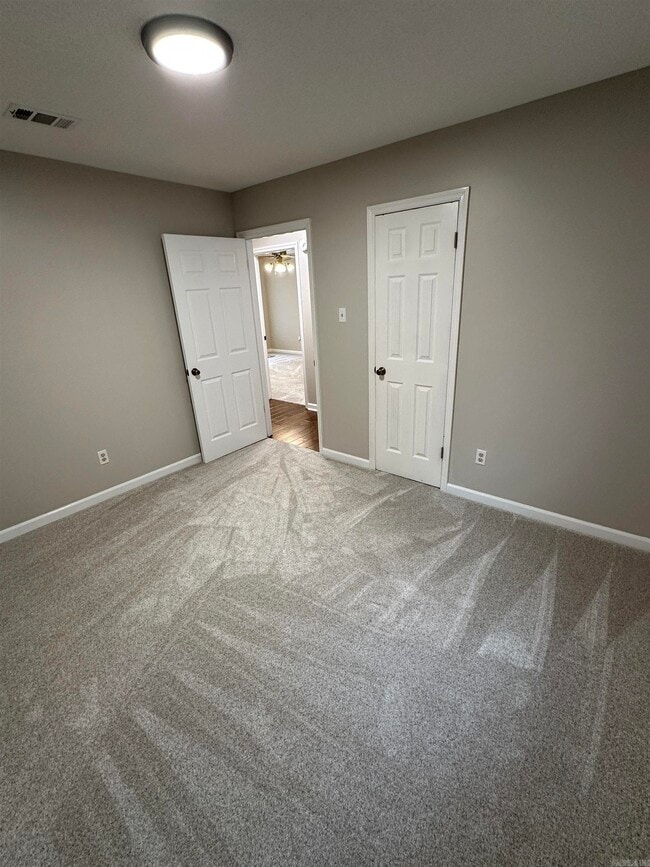 Building Photo - 9 Oak Forest Dr