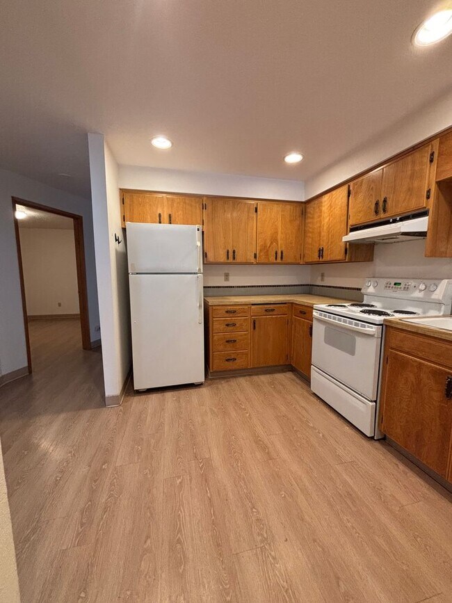 Building Photo - Perfect Home for Entertaining in Newberg - Showings Start 4/20/26