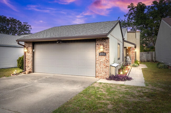 Building Photo - 206 Cedar Ridge Way