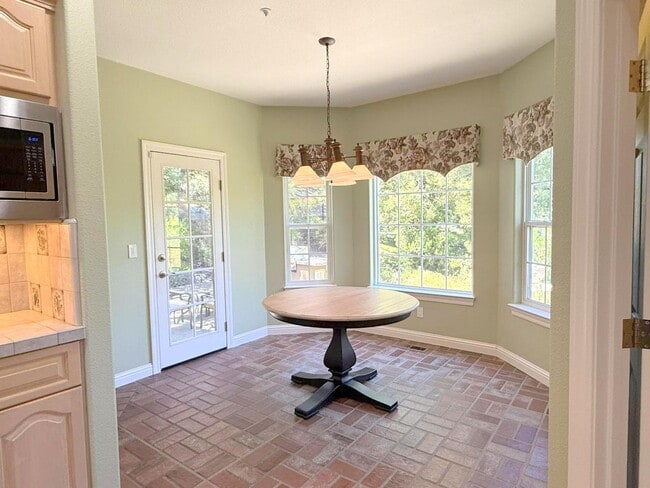 Building Photo - Westside Alamo Custom Estate With Beautifu...