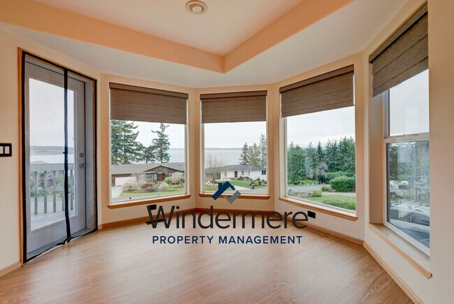 Building Photo - 3 bedroom 2.5 bath Two Story Home with a View! *Short lease only*