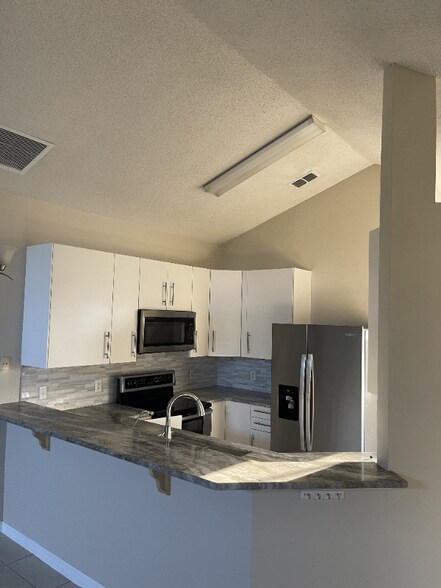 Building Photo - 939 Lejay St