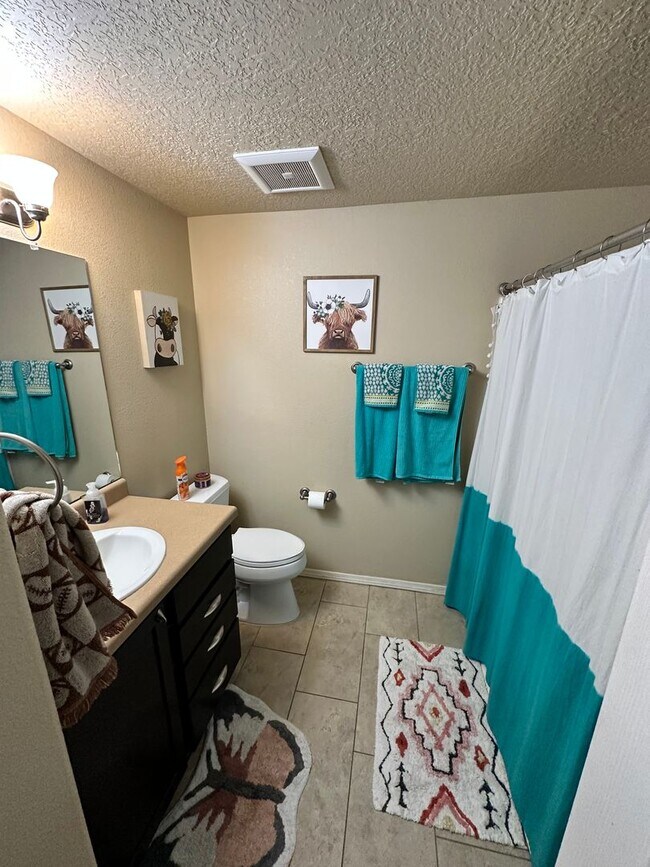 Building Photo - Available Dec 10th! 3bed 2bath