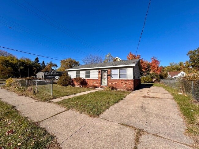 Building Photo - Three Bedroom Ranch-Style Home in Muskegon