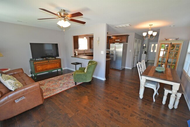 Building Photo - Gorgeous! 3 Bed/2.5 Bath house! Close to I-24! Lawn/Garbage Included!