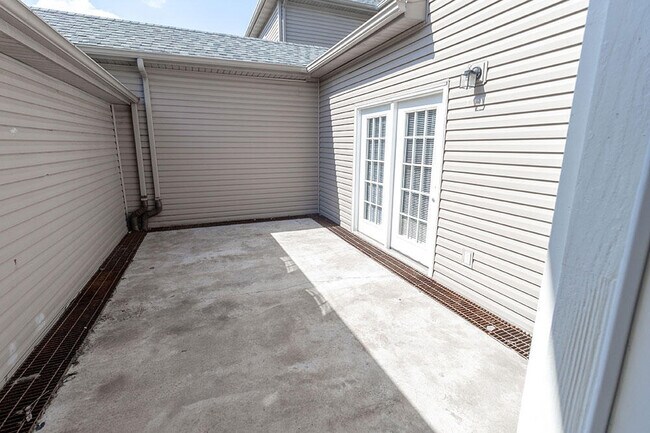 Building Photo - 1924 Center St