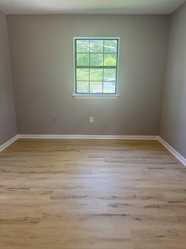 Building Photo - "Charming 1-Bedroom Townhouse Retreat in Hendersonville – Your Cozy Haven Awaits!"