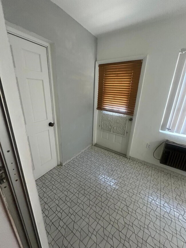 Building Photo - 251 NE 187th St