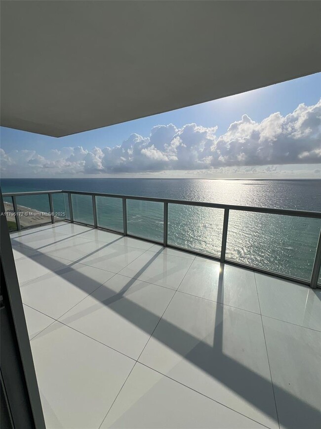 Primary Photo - 17121 Collins Ave