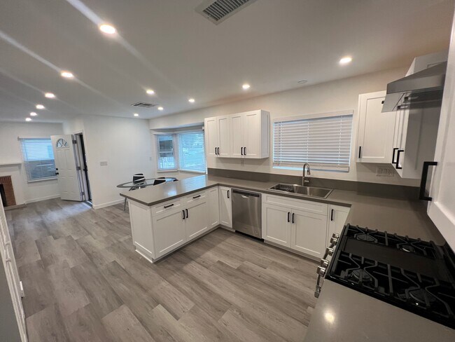 Building Photo - 7512 Tampa Ave