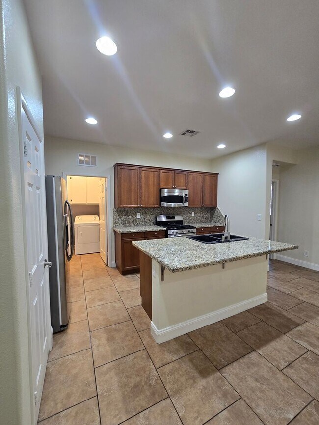 Building Photo - A Beautiful Single Story Townhouse! 3 Bed,...