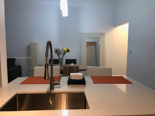 Building Photo - 9409 Fontainebleau Blvd