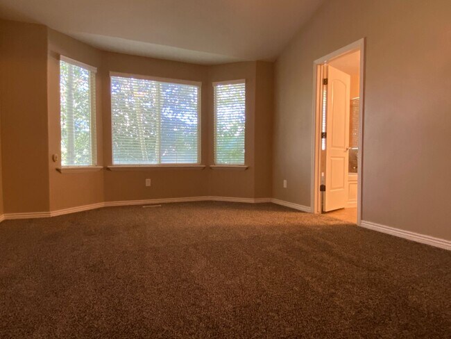Building Photo - 5 Bedroom/3 Bathroom Home in Riverton