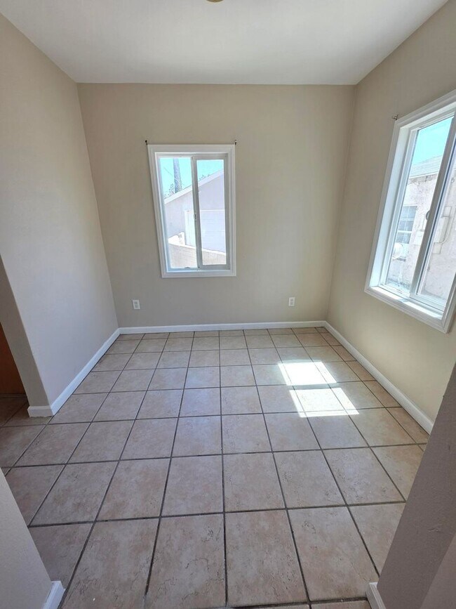 Building Photo - 2641 N Arrowhead Ave