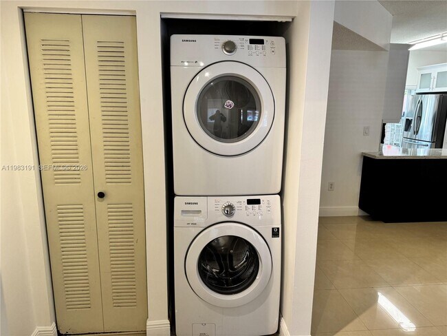 Building Photo - 8025 Lake Dr