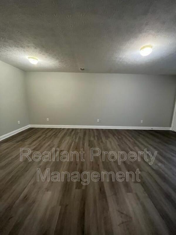 Building Photo - 1007 Pinoak Dr
