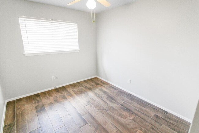Building Photo - 9906 Randall Dr