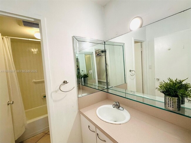 Building Photo - 100 Lincoln Rd