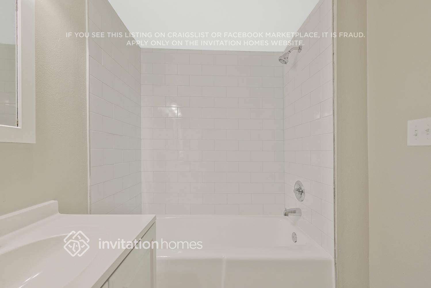 Building Photo - 450 Iris Rd