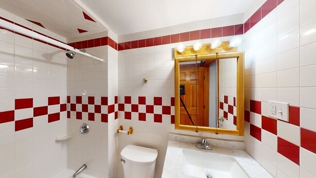 Building Photo - 1904 Beacon St