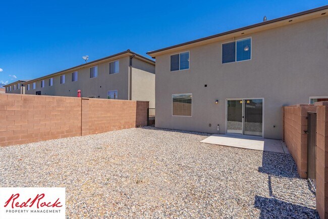 Building Photo - Pet friendly 3 Bedroom Townhome in Washington!