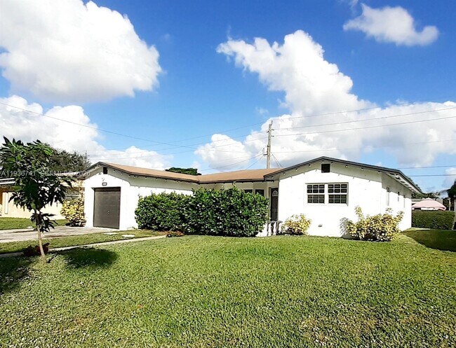 Building Photo - 2109 N Park Rd