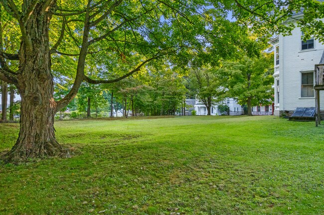 Building Photo - 161 Broadway