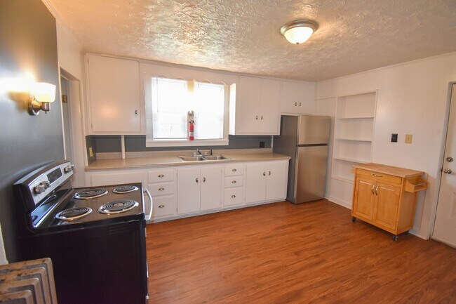 Building Photo - 330 S Fairview St