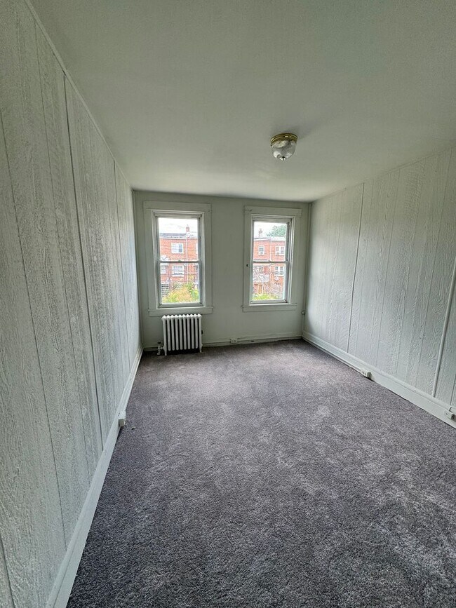 Building Photo - Rowhome for rent in Baltimore!