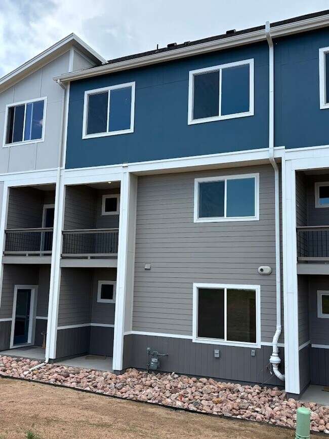 Building Photo - Luxury 4 Bed Townhome for Rent | Mountain Views, Central Location & Modern Design
