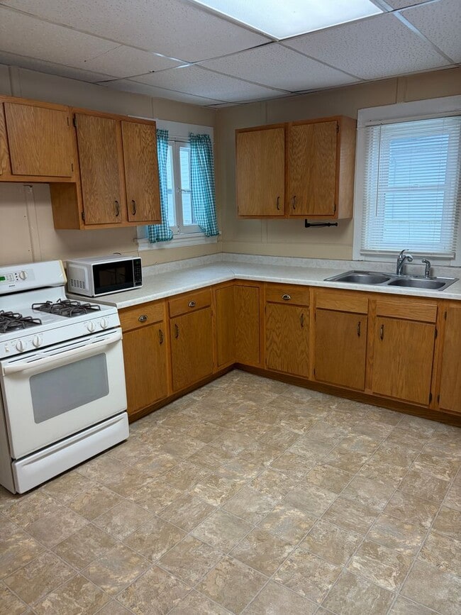 Building Photo - ***RENT SPECIAL*** $300 off rent for the first 2 months*** Charming 2-Bedroom, 1.5-Bath with Gara...