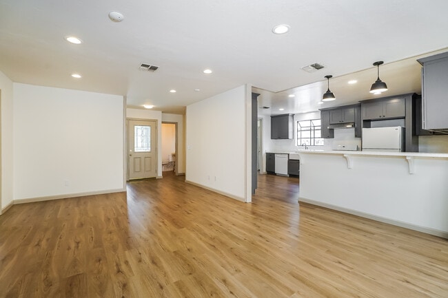 Building Photo - 6500 Lockhurst Dr