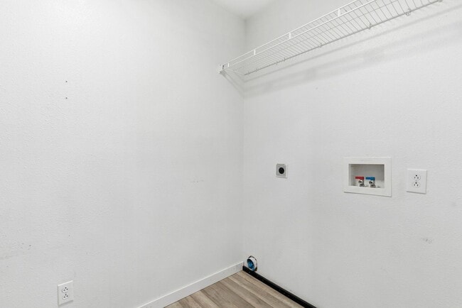 Building Photo - 3 Bedroom | 2 Bathroom | 2 Car Garage | Springfield MO | Fenced Back Yard!