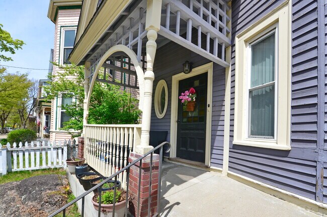 Building Photo - 75 Munroe St