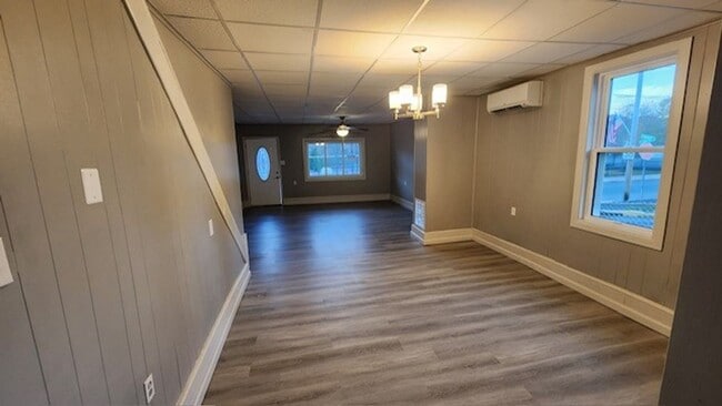 Building Photo - 3 bedroom 1 bathroom