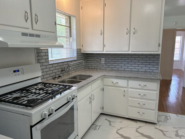 Building Photo - 2309 Sunny Ln