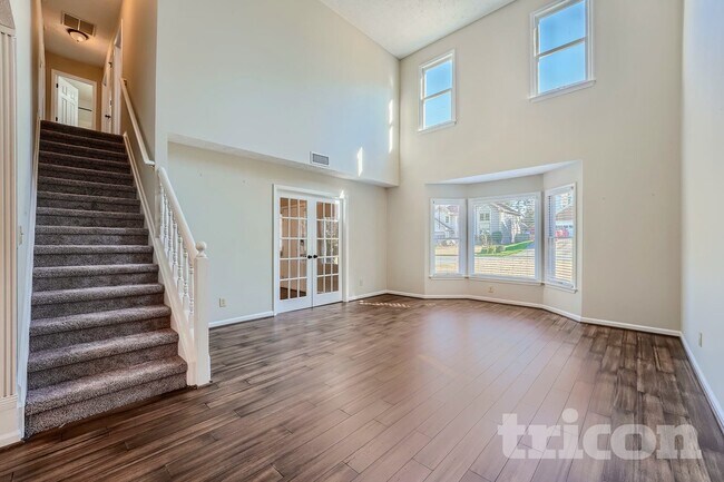 Building Photo - 10930 Pinehigh Dr