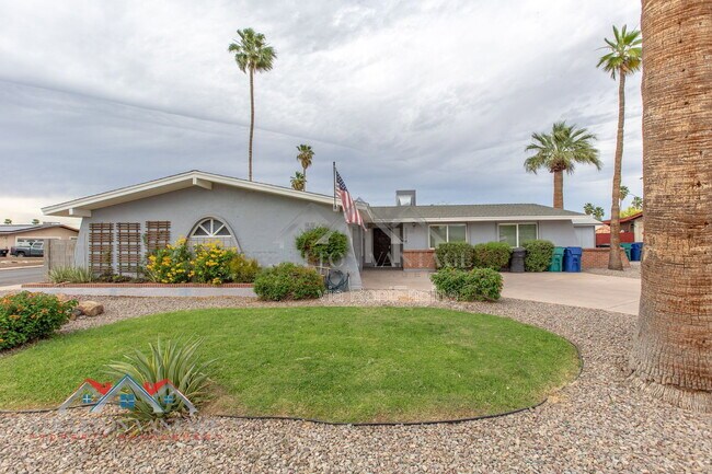 Building Photo - 2224 W Emelita Ave